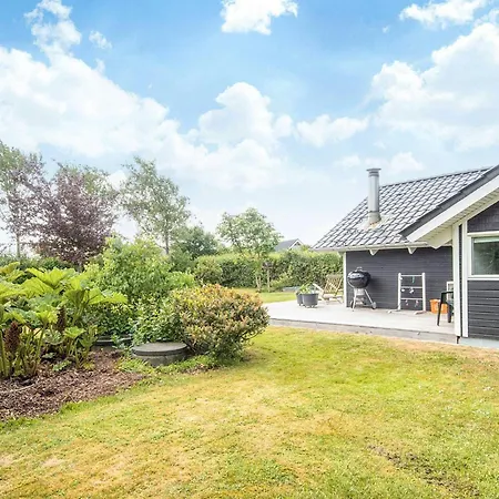 Whirlpool Cottage Oasis-By Traum